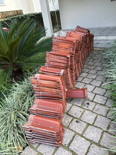 ? VENDE-SE TELHAS PORTUGUESAS CERÂMICAS - APROX. 3.000 UNIDADES