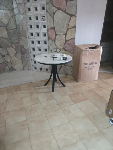 Mesa com pedra de mármore