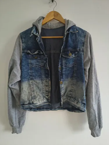 Jaqueta Jeans Lavagem Escura com Partes em Moletom