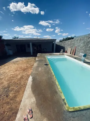 VENDO EXELENTE CASA!! LOTE DE 400m²!! COM PISCINA!! CONFIRA!