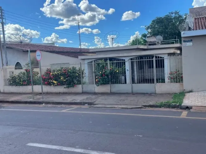 alugo casa no centro de Frutal