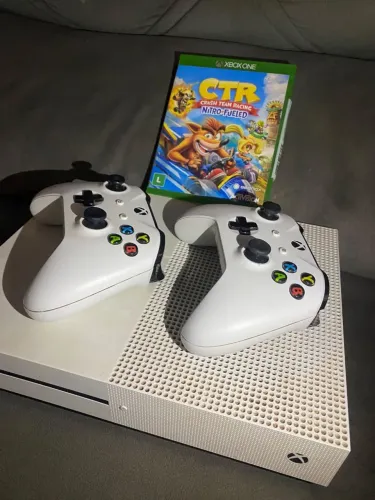 Xbox One S com 2 controles e 1 jogo físico