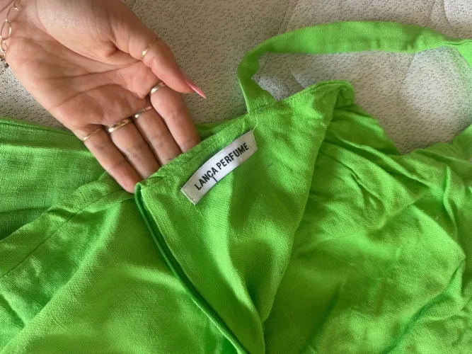 Vestido linho verde lança perfume
