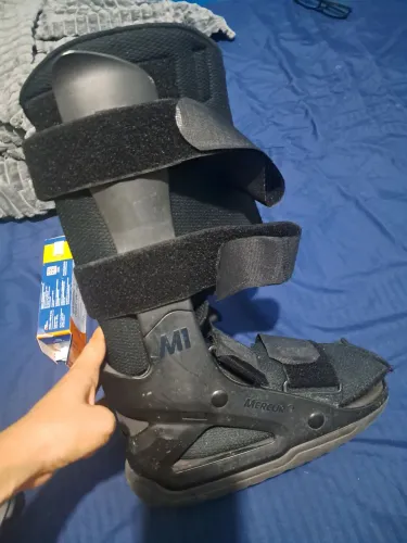 Kit completo de recuperação: bota ortopédica + 2 muletas