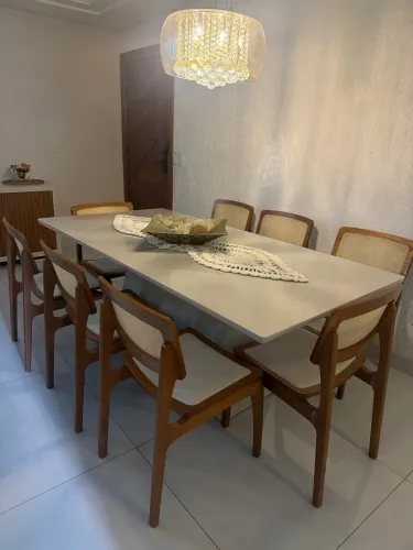 Mesa de jantar com 8 cadeiras