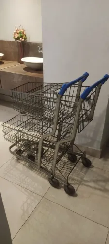 Vende-se 2 carrinhos para mercado 