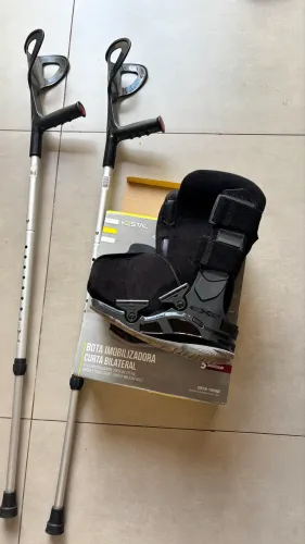 Bota ortopédica e muletas canadense