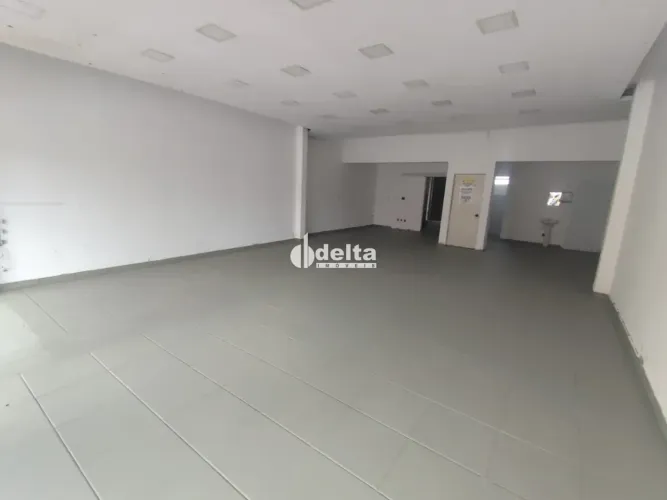 Loja comercial disponível para locação no bairro Nossa Senhora Aparecida em Uberlândia-MG