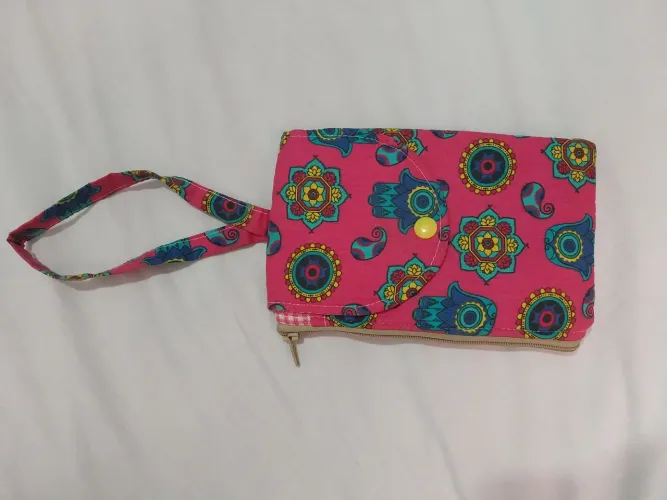 Necessaire / carteira de mão estampada colorida