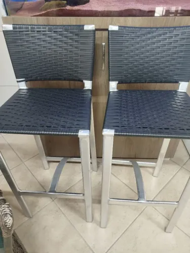 Duas banquetas de alumínio e fibra sintética impecáveis (doando poltrona)