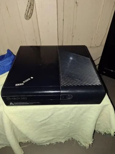Xbox360superslim+controle e cabos+ 2 pen drives de jogos com 24 e 7 e um hd de 800gbcom71j