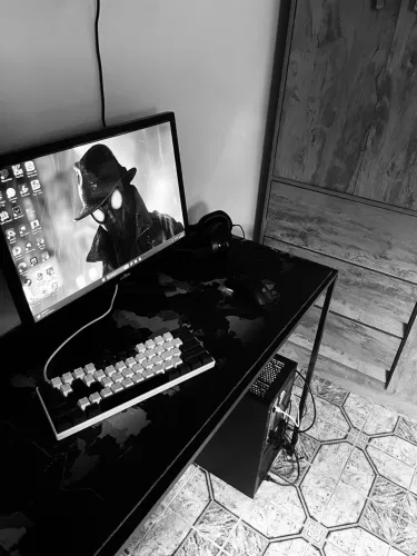 Mesa industrial 90x45cm, notebook, pc e mobilador cai bem