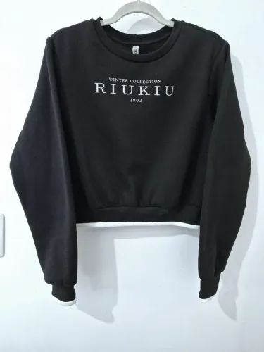 moletom cropped preto da marca Riu Kiu.
