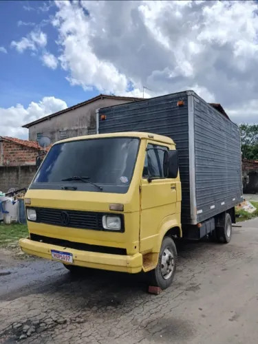 Caminhão baú Volkswagen