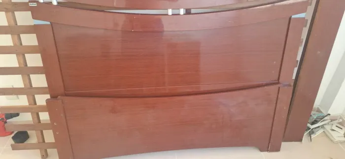 Cama de casal de madeira