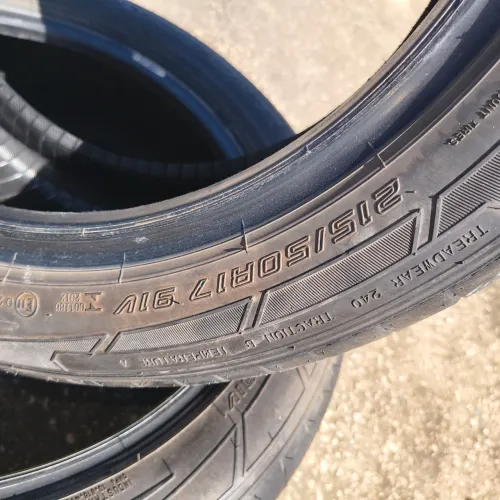 Vende - se 2 pneus em estados de novos zero