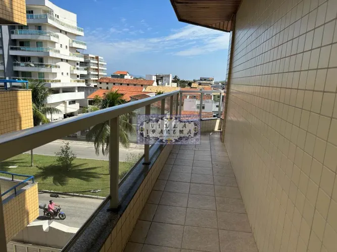 CABO  FRIO I APTO 97 M² I VARANDA I 2 QTS (1 SUÍTE) I 2 VGS I PLAY I SALÃO DE FESTA/JOGOS!