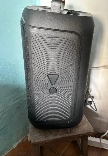 Vende-se caixa JBL Party box club 120