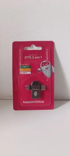 adaptador OTG 2 em 1 com conectores USB-A fêmea para Tipo C e Micro USB macho.