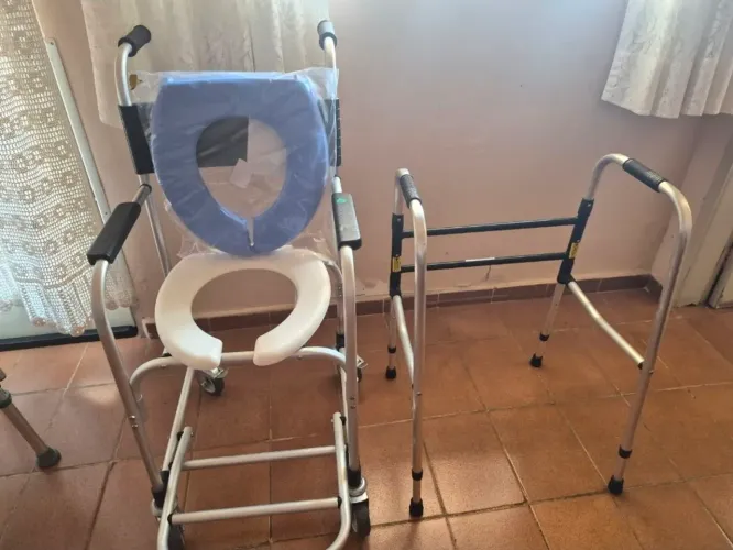 Cadeira para banho e andador para idoso