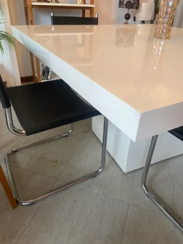 Mesa em laca 1,40 x 1,40 cadeira Bauhaus 600 cada