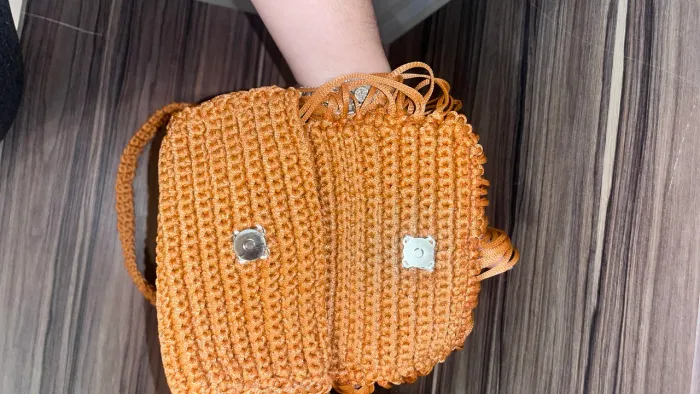 Bolsa de crochê caramelo com franjas