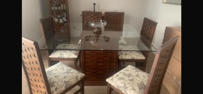 MESA DE JANTAR COM TAMPO DE VIDRO 6 CADEIRAS E APARADOR