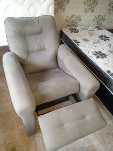 Poltrona semi nova higienizada pronto pra uso bem conservado cor marron.