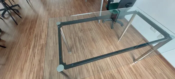 Mesa Tok & Stok Modelo Dix Preta e tampo 140x75 cm perfeita