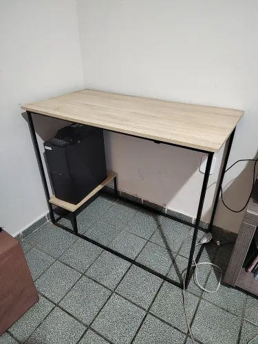 Mesinha de computador com a CPU