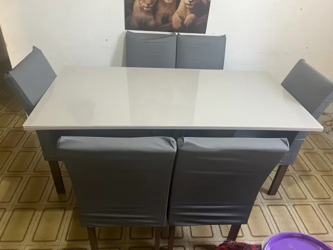 Vende-se Mesa de 6 cadeiras