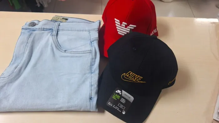 Boné, calça