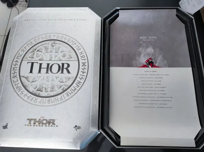 Hot Toys Marvel Disney Figura de Ação Thor - Hot Toys - The Dark World - MMS224