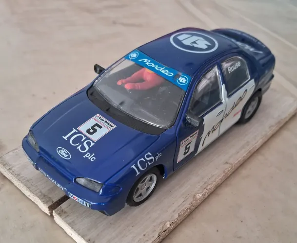 Carro de autorama Mondeo 1/32