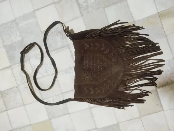 Bolsa de couro tira colo com franjas