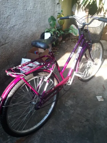 Bicicleta aro 26 com cestinha sem marchas novinha quase sem uso