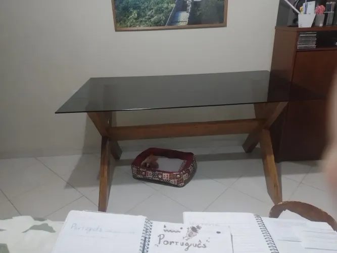 MESA DE VIDRO COM PERNAS DE MADEIRA