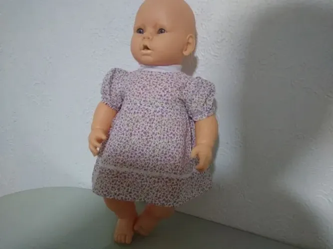 Boneca injeção que chora tem uns 40cm