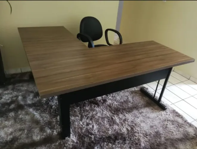 Mesa em L com gavetas / Para Escritório