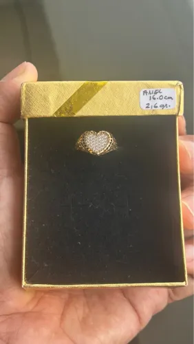 Anel de coração com detalhes e pedras