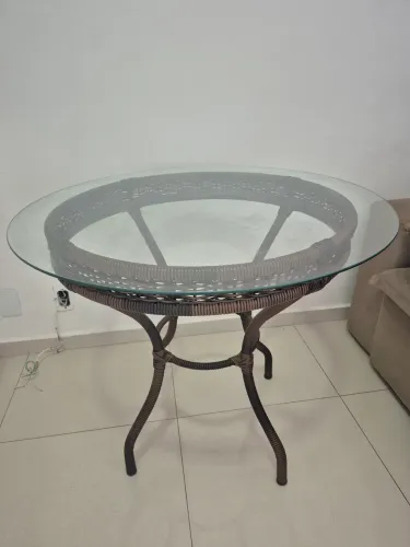 Mesa redonda com tampo de vidro