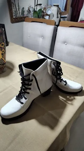 Botas brancas de cano curto