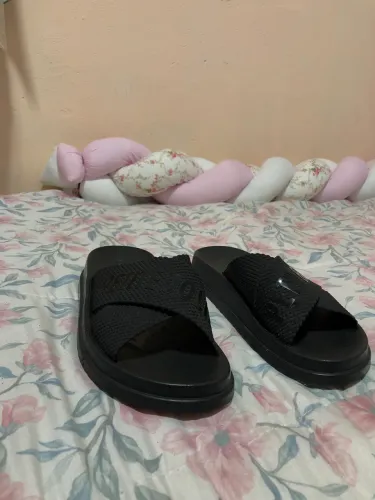 Chinelo Petite Jolie Slide Preto - Tiras Cruzadas