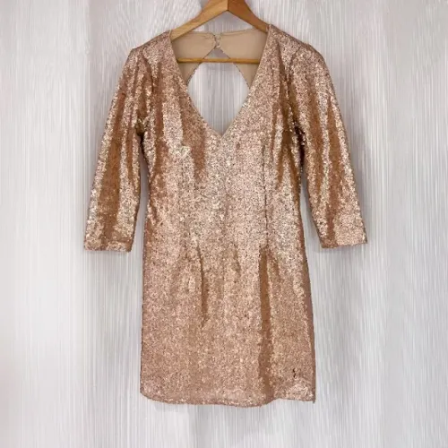 Vestido Curto de Paetê Dourado (Veste do 36 ao 38)