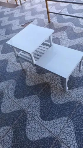 Mesa auxiliar branca para organização