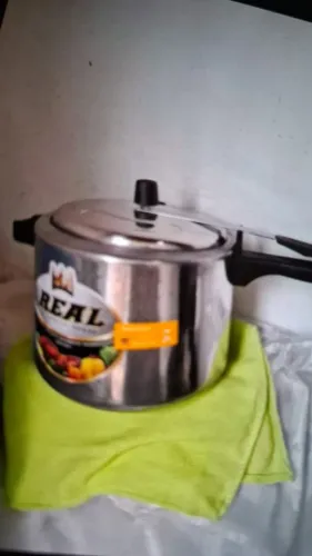 Vendo esta panela de pressão. 7 litros. Nova. Por 165 reais.