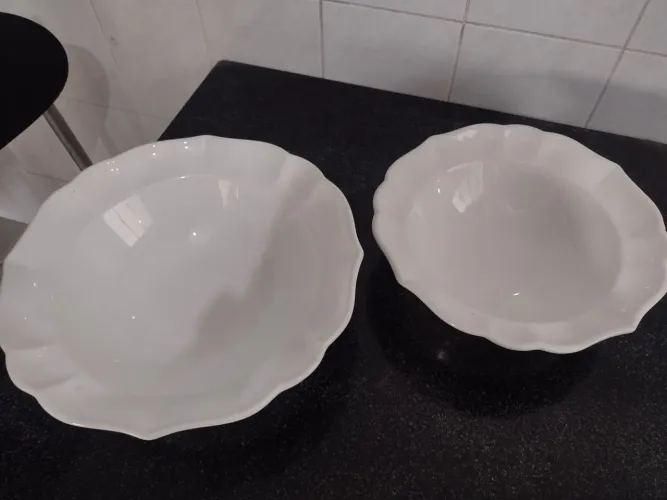 Vendo duas lindas travessas antigas fundas para servir de porcelana branca