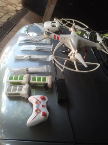 Drone DJI Phantom 2 com acessórios