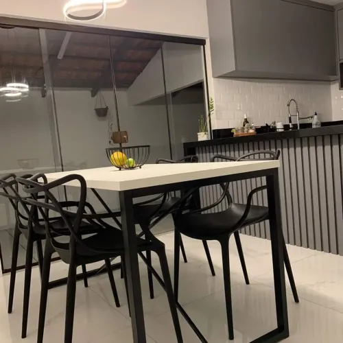 Conjunto Mesa de Jantar Moderna com Tampo Branco