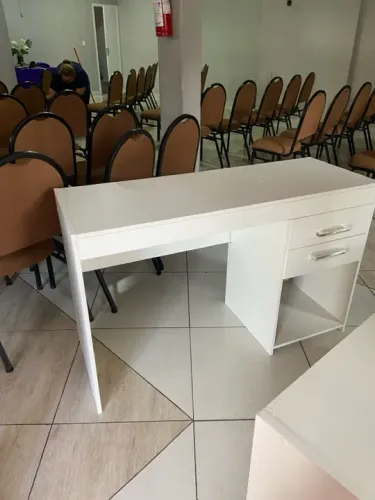 Escrivaninha branca com gavetas